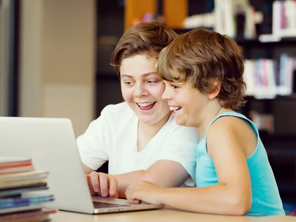 Twee jongens in bibliotheek — Stockfoto