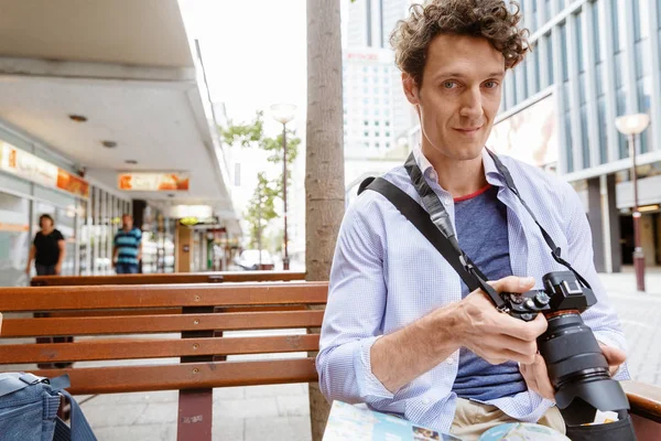 Fotógrafo masculino tomando fotos — Foto de Stock