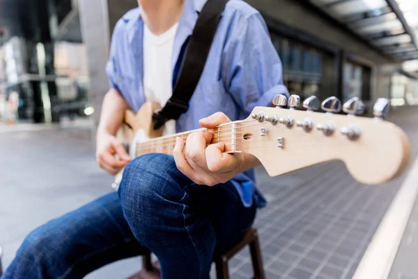 Junge Musikerin mit Gitarre in der Stadt — Stockfoto