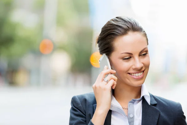 Portrait de femme d'affaires souriant en plein air — Photo