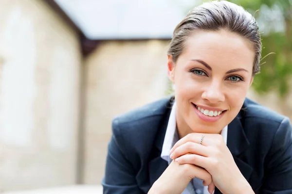 Portret kobiety biznesu uśmiechniętej na zewnątrz — Zdjęcie stockowe