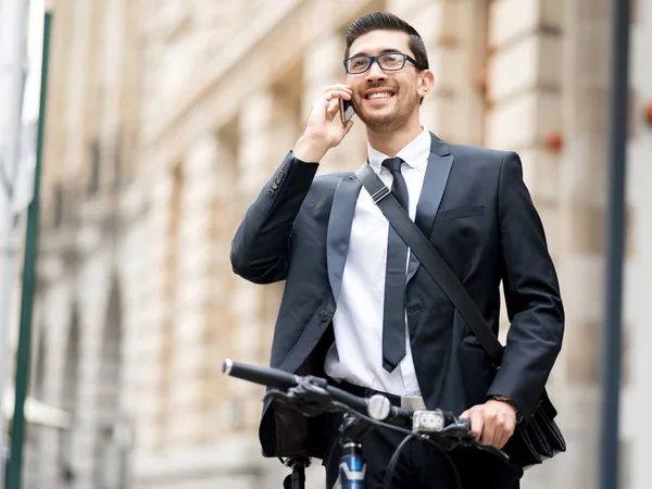 Jóvenes empresarios con una bicicleta —  Fotos de Stock