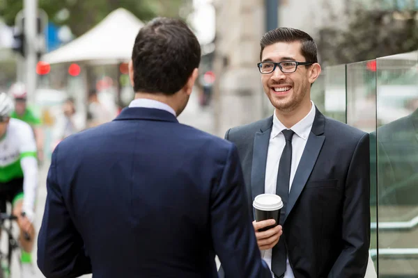 Dos hombres de negocios hablando al aire libre — Foto de Stock