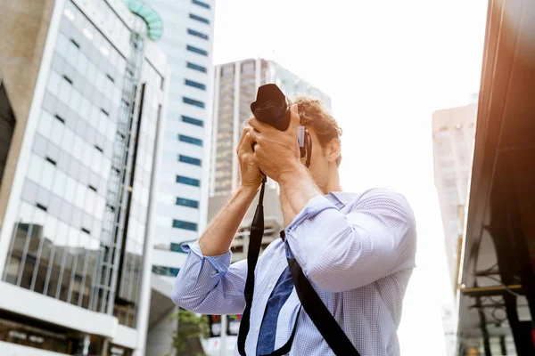 Fotógrafo masculino tomando fotos — Foto de Stock