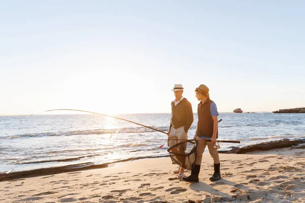 Yaşlı adam torunuyla balık tutuyor.