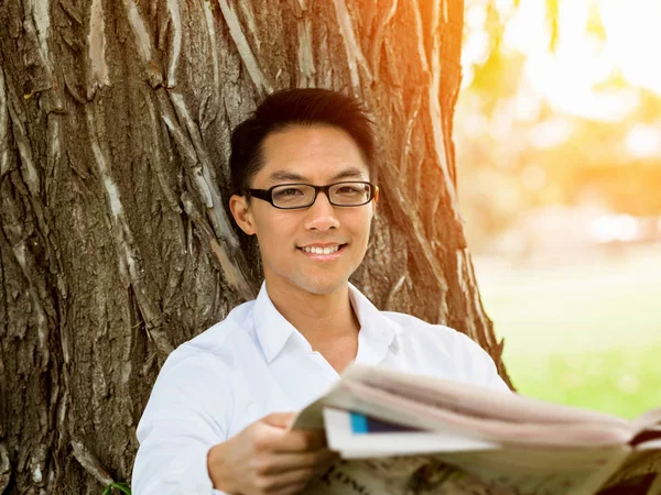 Hombre de negocios leyendo un periódico en el parque —  Fotos de Stock