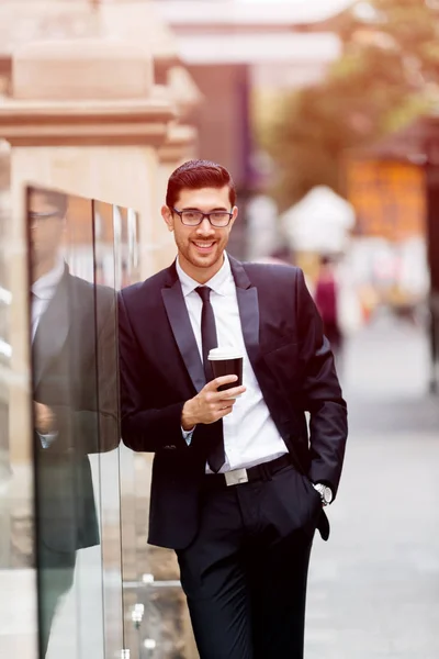 Retrato de homem de negócios bonito Ao ar livre — Fotografia de Stock