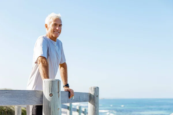 Hombre de pie en la playa en ropa deportiva — Foto de Stock