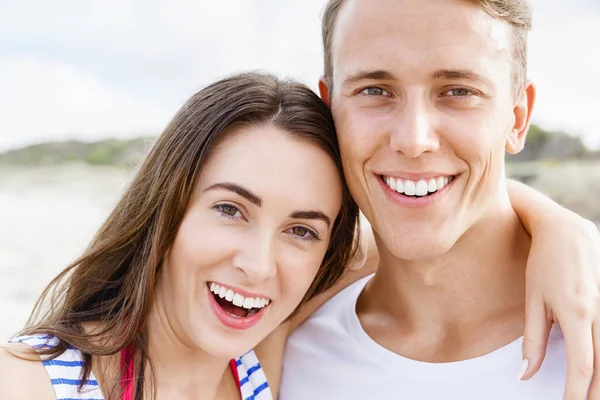 Pareja joven romántica en la playa — Foto de Stock