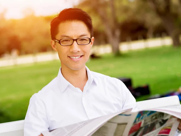 Działalności człowieka czytanie gazety w parku — Zdjęcie stockowe