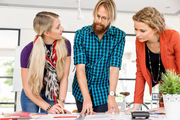 Genç Ofis çalışanları tartışıyor