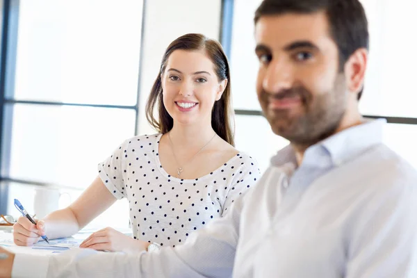 Bilden av två unga affärsmän i office — Stockfoto