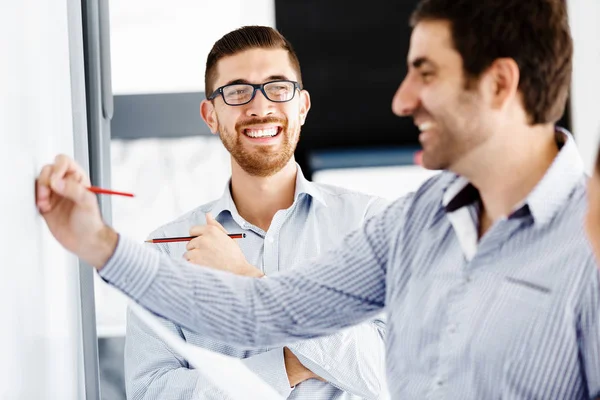 Gente de negocios en oficina moderna —  Fotos de Stock