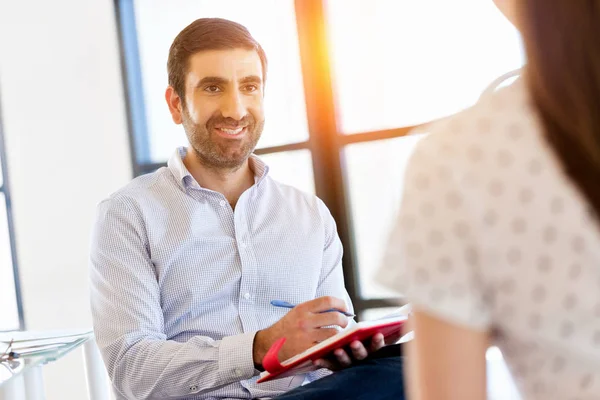 İş adamları görüşmesinde ofiste