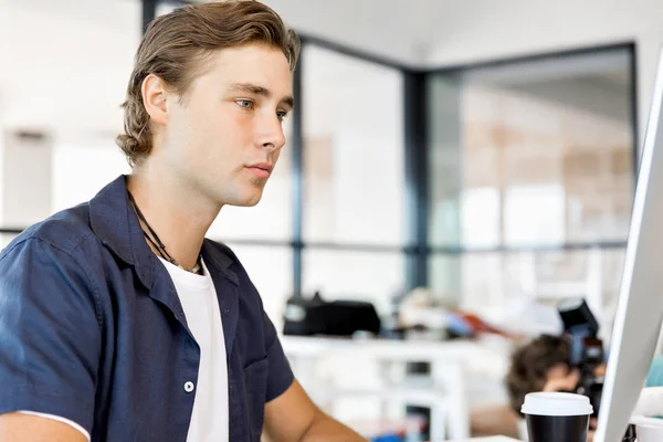 Schöner Geschäftsmann, der am Computer arbeitet — Stockfoto