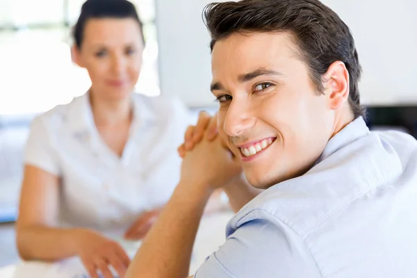 Junger Mann lässig im Büro — Stockfoto