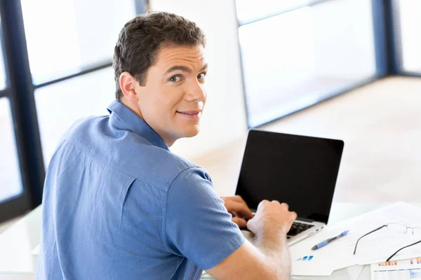 Hombre de negocios guapo trabajando en la computadora — Foto de Stock