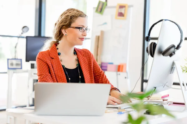 Young woman in office — Stock Photo, Image