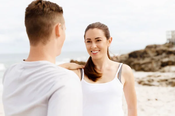 Corredores. Pareja joven haciendo ejercicio y esteretizando en la playa —  Fotos de Stock