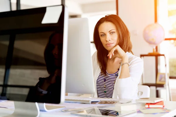 Entrepreneur heureux ou pigiste dans un bureau ou à la maison — Photo