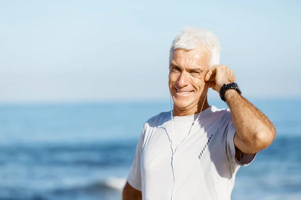 Sport och musik. man sig redo för jogging — Stockfoto