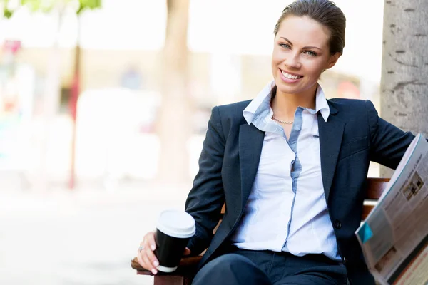 Портрет деловой женщины, улыбающейся на открытом воздухе — стоковое фото