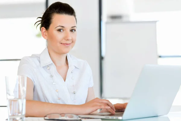 Hombre de negocios guapo trabajando en la computadora — Foto de Stock