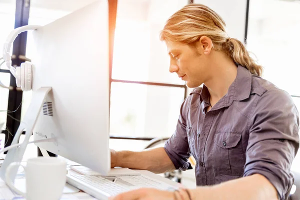 Bonito empresário que trabalha no computador — Fotografia de Stock