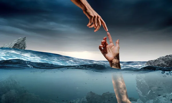 Mano di persona che annega in acqua — Foto Stock