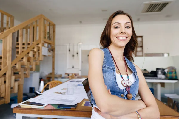 Mujer joven de pie en la oficina creativa —  Fotos de Stock