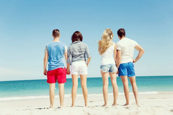 Compañía de jóvenes en la playa —  Fotos de Stock