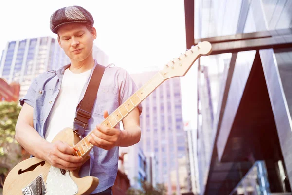 Giovane musicista con chitarra in città — Foto Stock