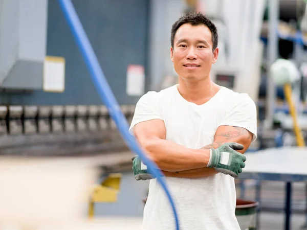 Aziatische werknemer in fabriek op de werkvloer — Stockfoto