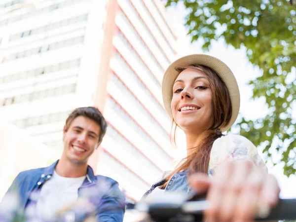 Gelukkige paar in de stad met de fiets — Stockfoto