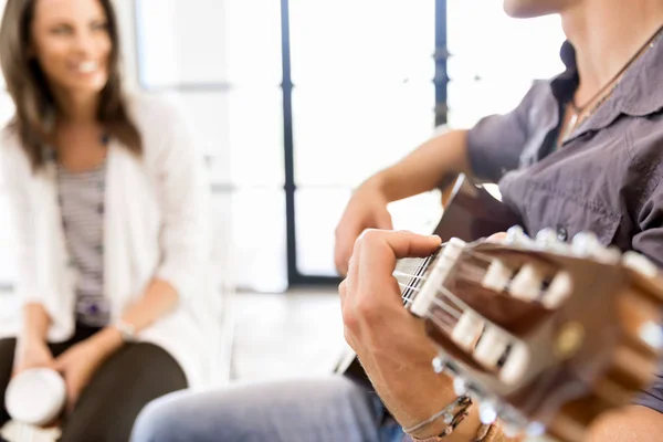 Jovem tocando guitarra no escritório — Fotografia de Stock