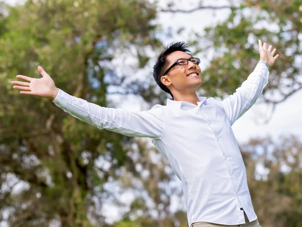 Jovem empresário feliz e bem sucedido durante sua pausa no parque — Fotografia de Stock