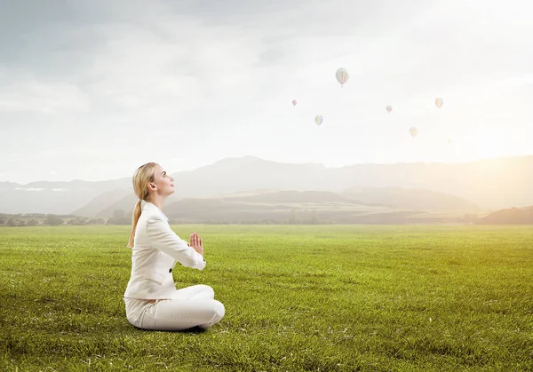 Concepto de negocio y estilo de vida saludable. Medios mixtos — Foto de Stock