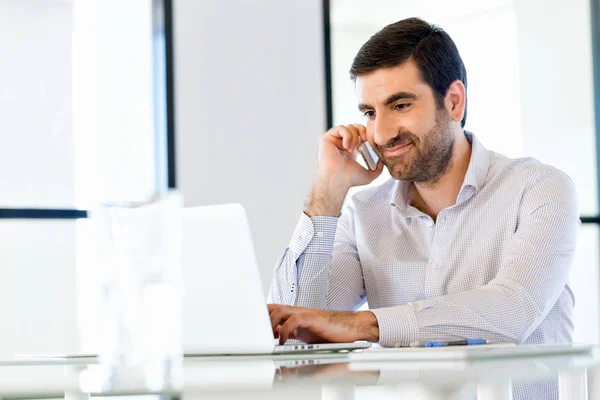 Selbstbewusster junger Mann in schicker Freizeitkleidung mit Handy — Stockfoto