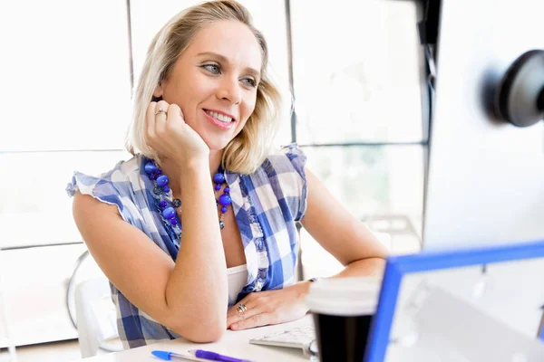 Retrato de una mujer de negocios que trabaja en la computadora en la oficina —  Fotos de Stock