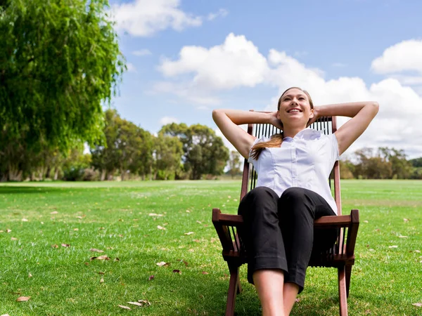 Jonge zakenvrouw ontspannen tijdens haar doorbraak in park — Stockfoto