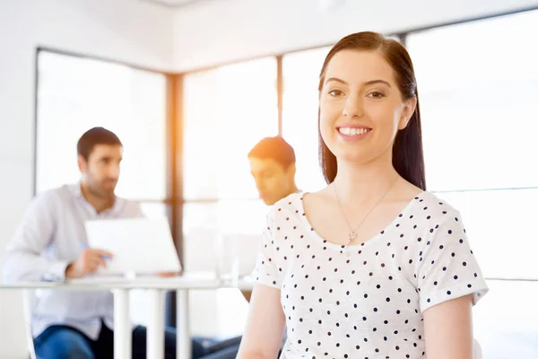 Felice imprenditore o libero professionista in un ufficio o in casa — Foto Stock