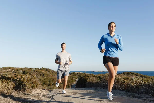 Course sportive jogging sur la plage de travail avec son partenaire — Photo