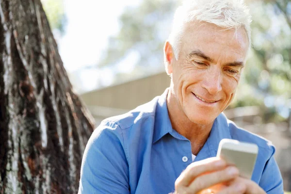 Lomature man utomhus och använda mobiltelefon — Stockfoto