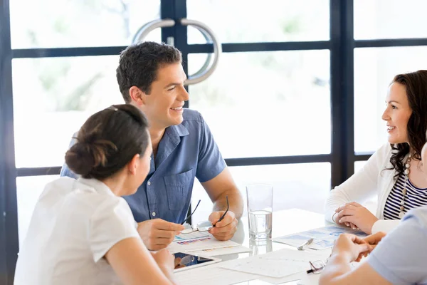 Afbeelding van zakelijke partners discussiëren over documenten en ideeën — Stockfoto