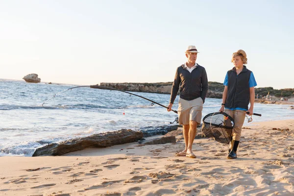 Uomo anziano pesca con suo nipote — Foto Stock