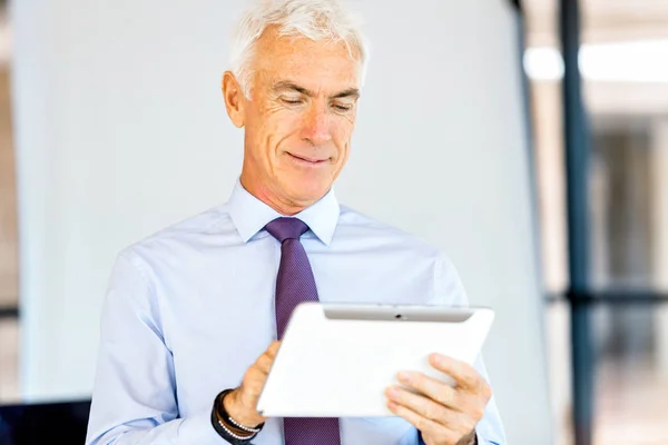 Geschäftsmann im Büro — Stockfoto