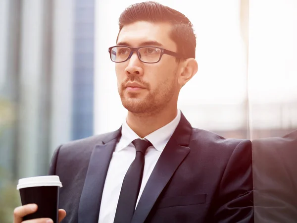 Retrato de hombre de negocios guapo Al aire libre — Foto de Stock