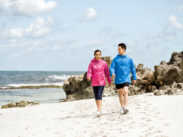 Jeune couple courant le long de la mer — Photo