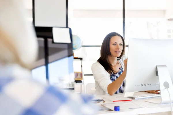 Gelukkig ondernemer of freelancer in een kantoor of thuis — Stockfoto