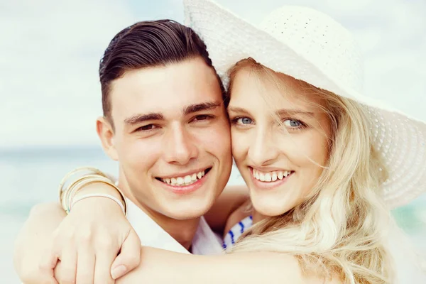 Romantický mladý pár na pláži — Stock fotografie